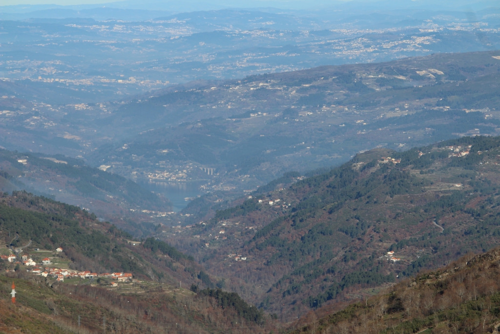 Vale do Bestança com o Douro em fundo. Portas de Montemuro, dezembro 2016
